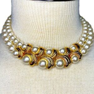 NWOT Beautiful Faux Pearl Gold Chunky Necklace.